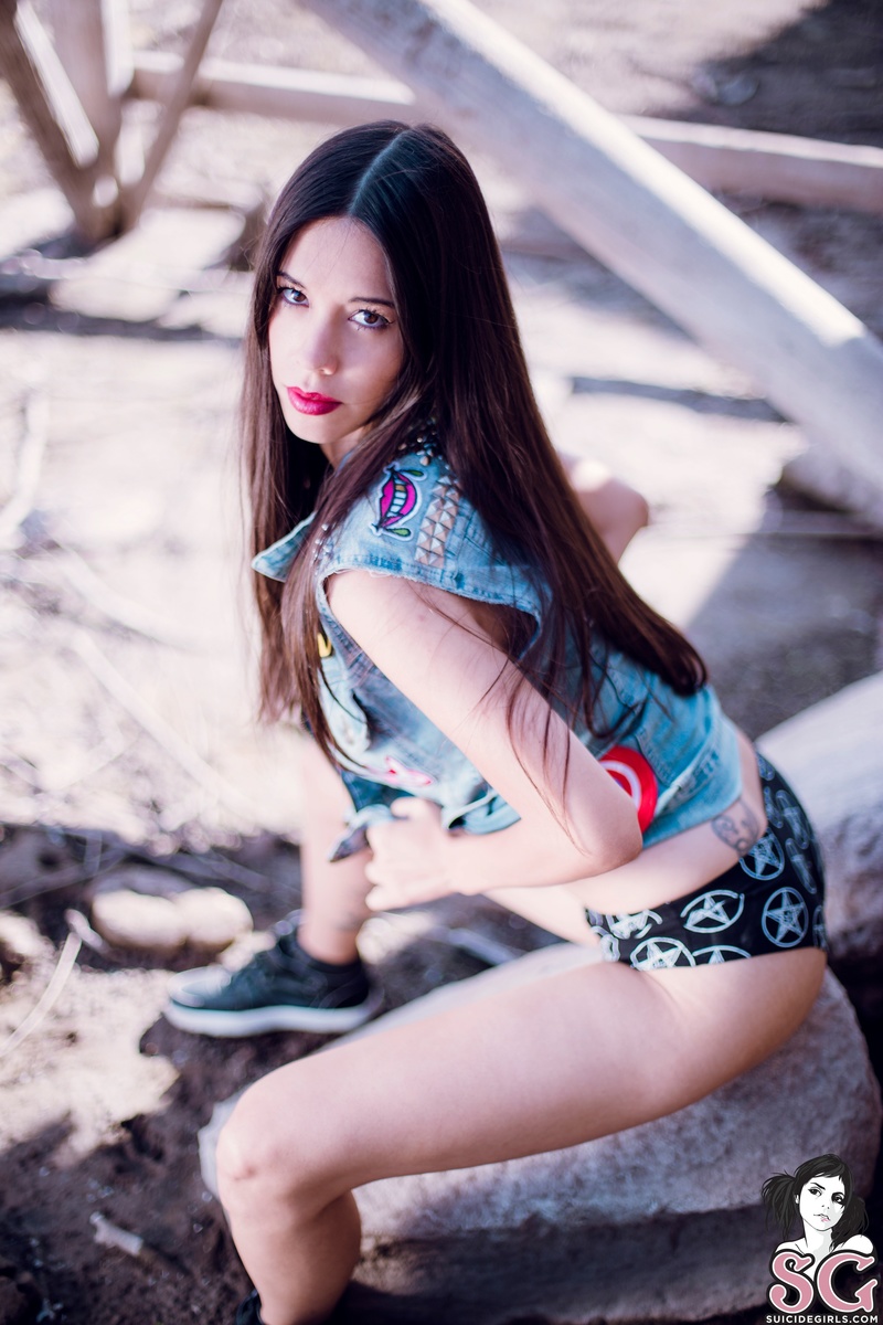 aelin-brokenshore-03.jpg
