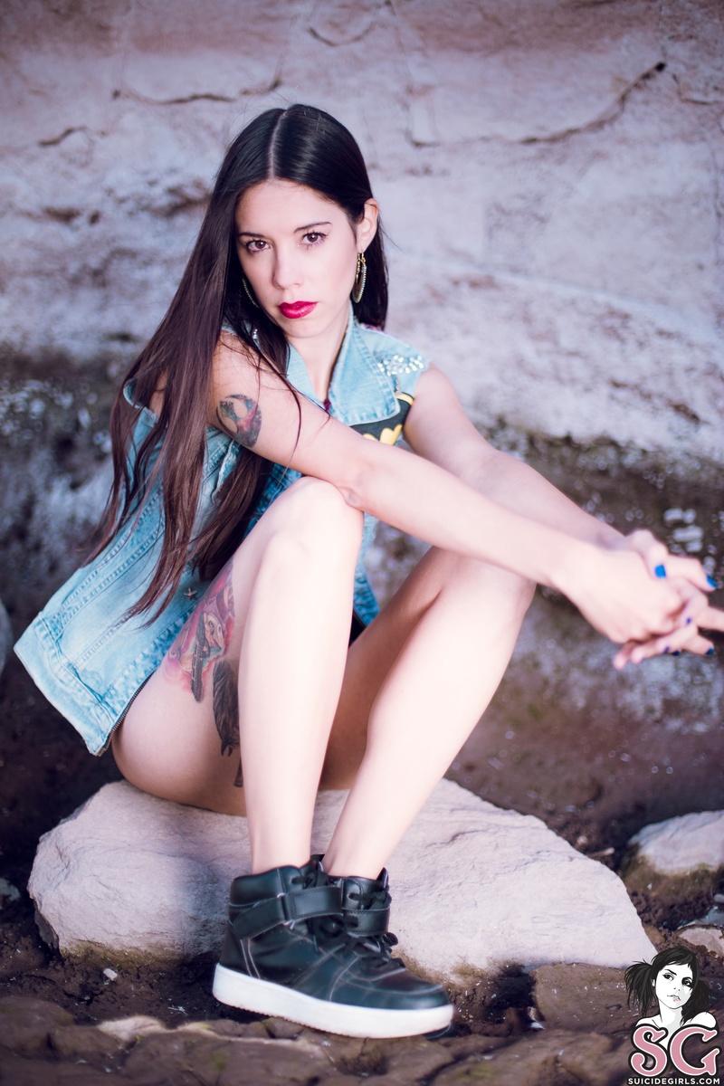aelin-brokenshore-01.jpg
