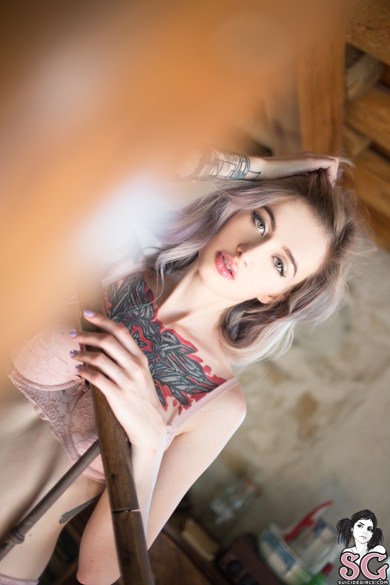 avrora-hookedonafeeling-13.jpg