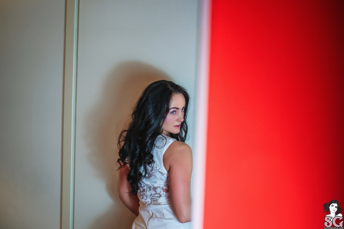 minervaorland-aloneunderhotellights-01.jpg