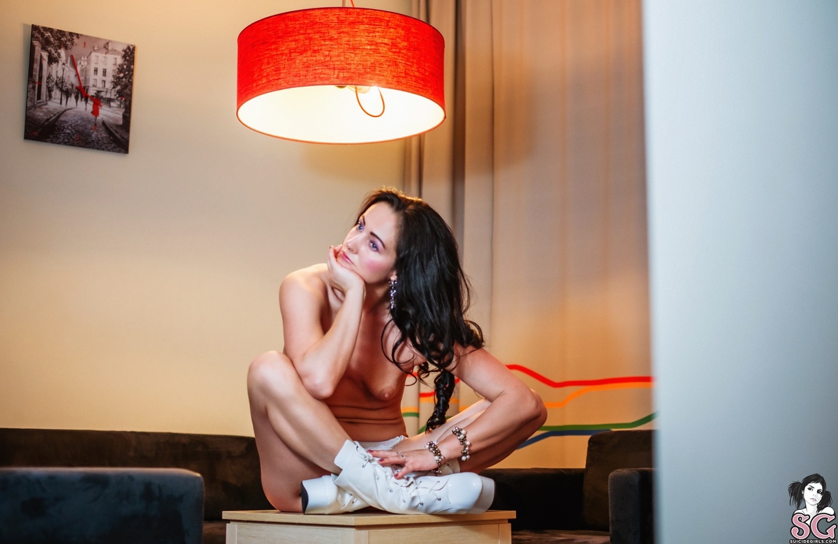 minervaorland-aloneunderhotellights-15.jpg