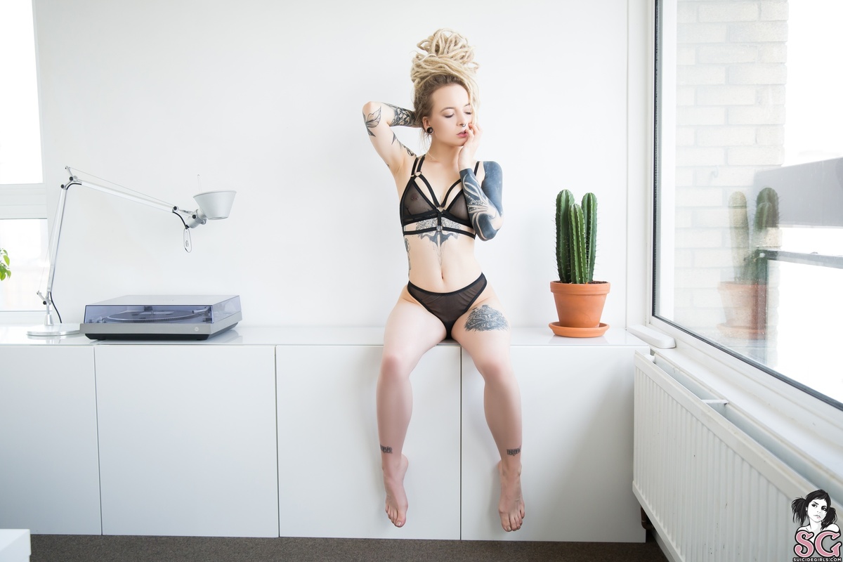 mundi-perversionsofquietgirls-15.jpg