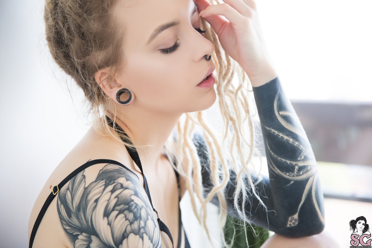 mundi-perversionsofquietgirls-19.jpg