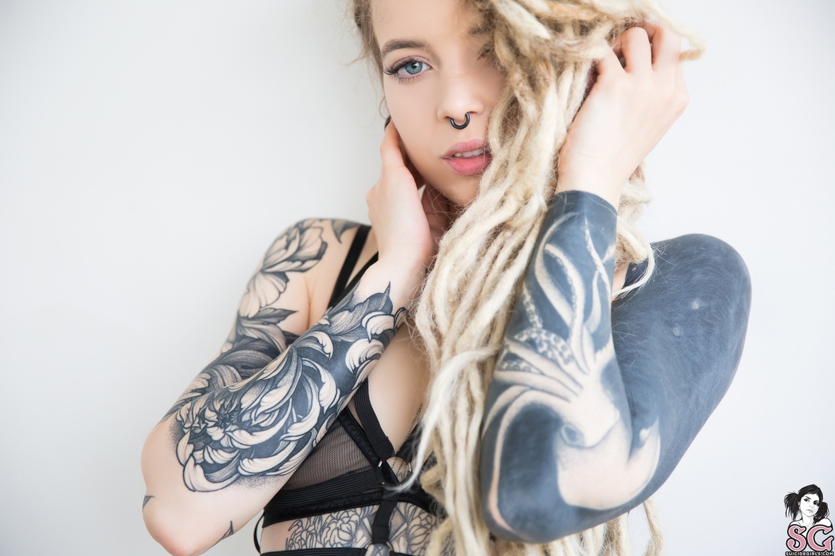 mundi-perversionsofquietgirls-21.jpg