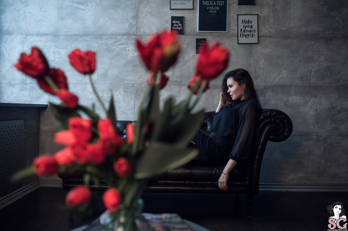 marisabel-redandblack-01.jpg