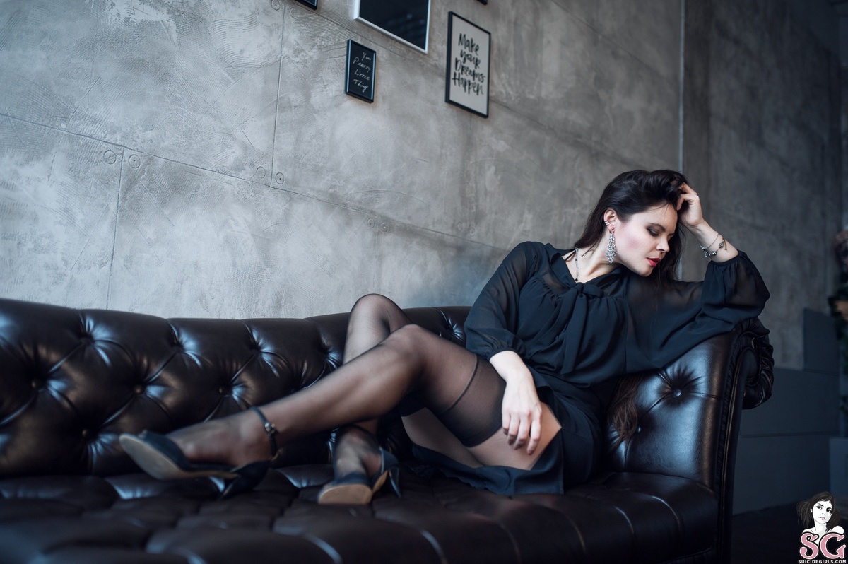 marisabel-redandblack-03.jpg