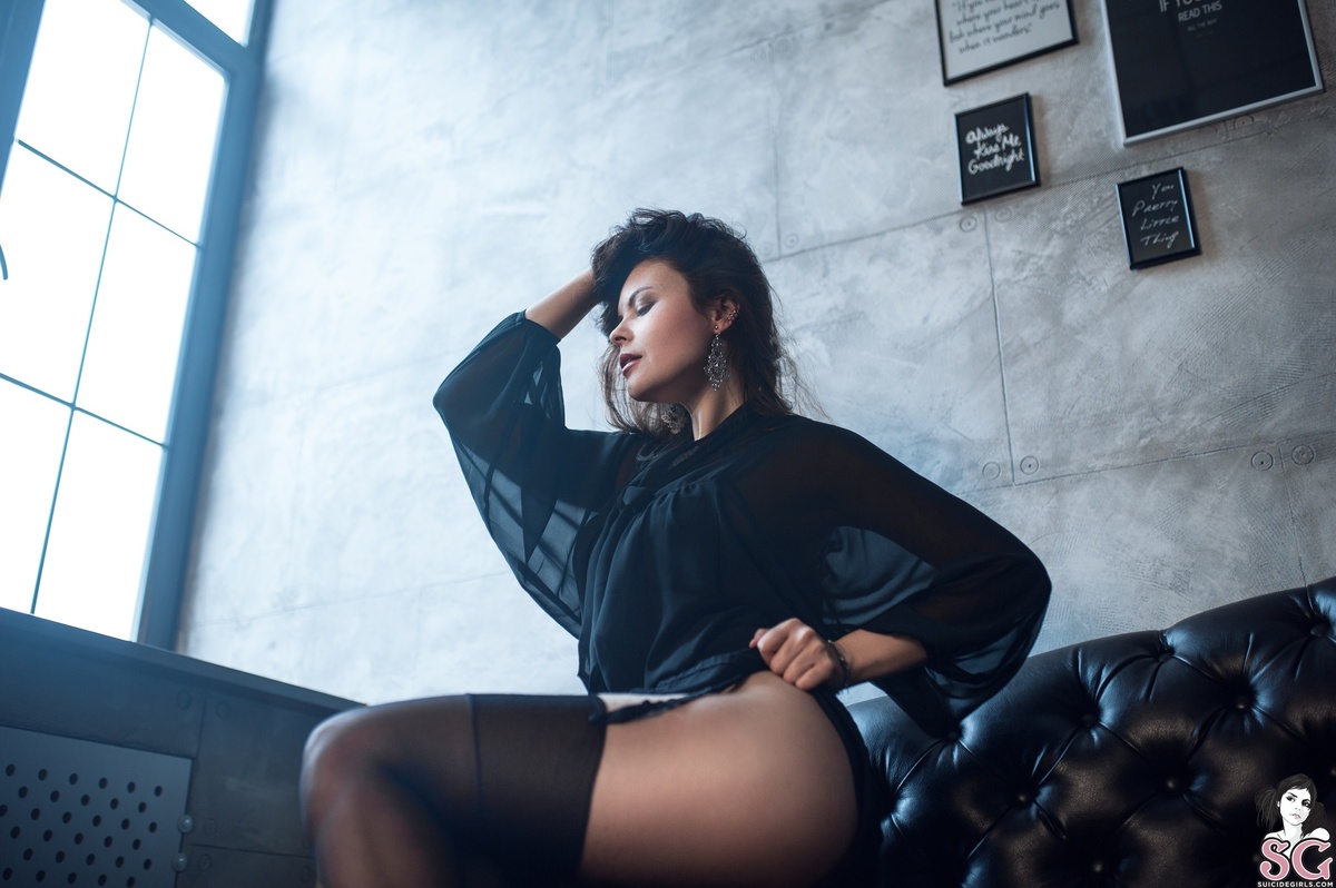 marisabel-redandblack-09.jpg