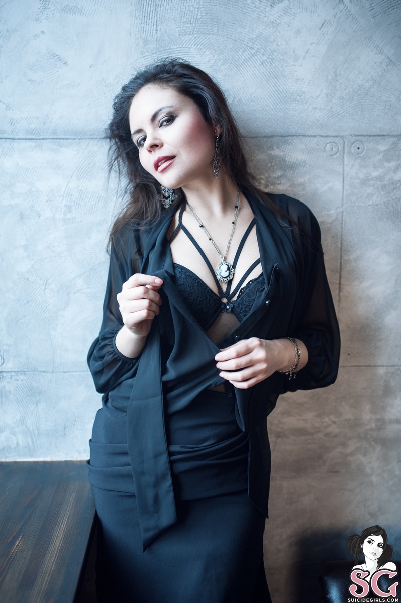 marisabel-redandblack-13.jpg