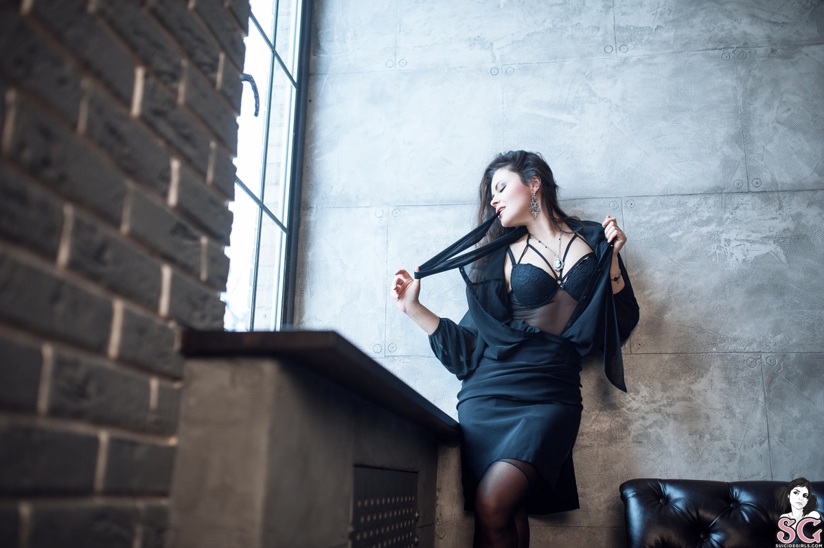 marisabel-redandblack-15.jpg
