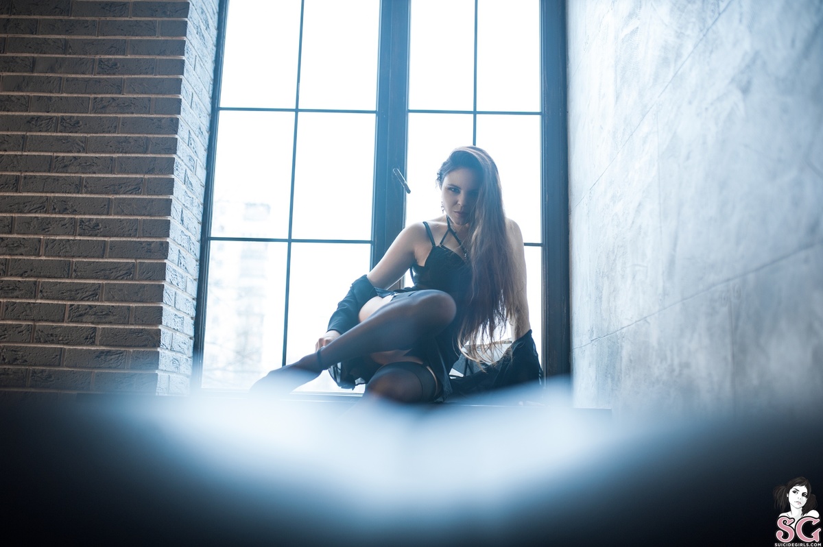 marisabel-redandblack-17.jpg