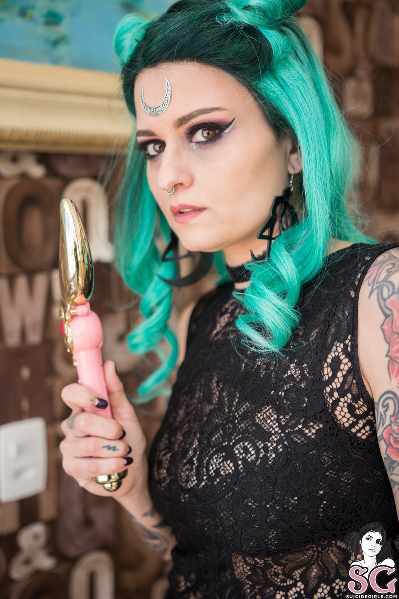 camy-blacklady-03.jpg
