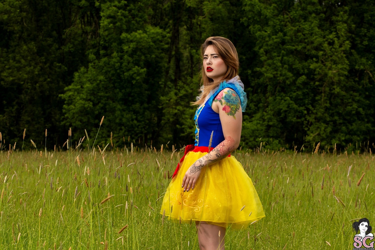 halfasianbarbie-runningfromthehuntsman-01.jpg
