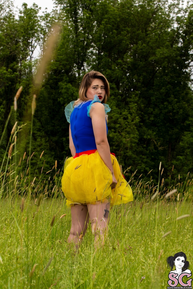 halfasianbarbie-runningfromthehuntsman-03.jpg