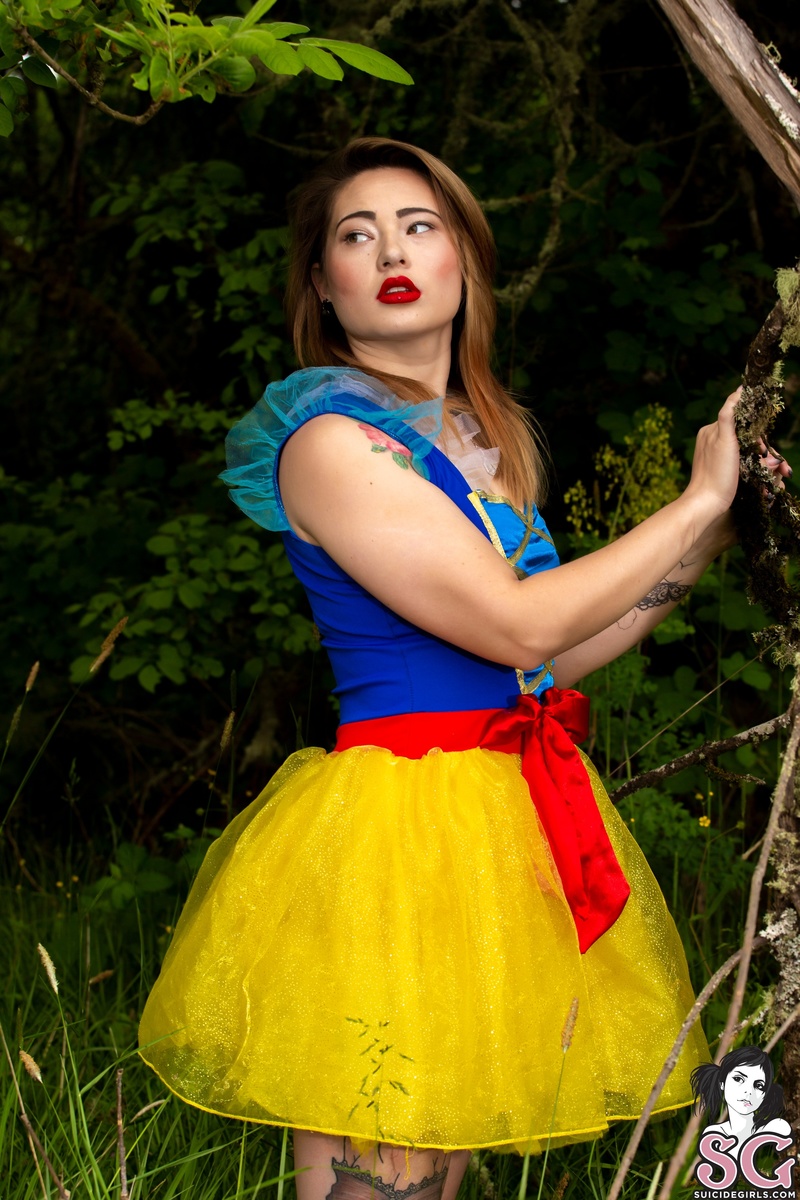 halfasianbarbie-runningfromthehuntsman-09.jpg