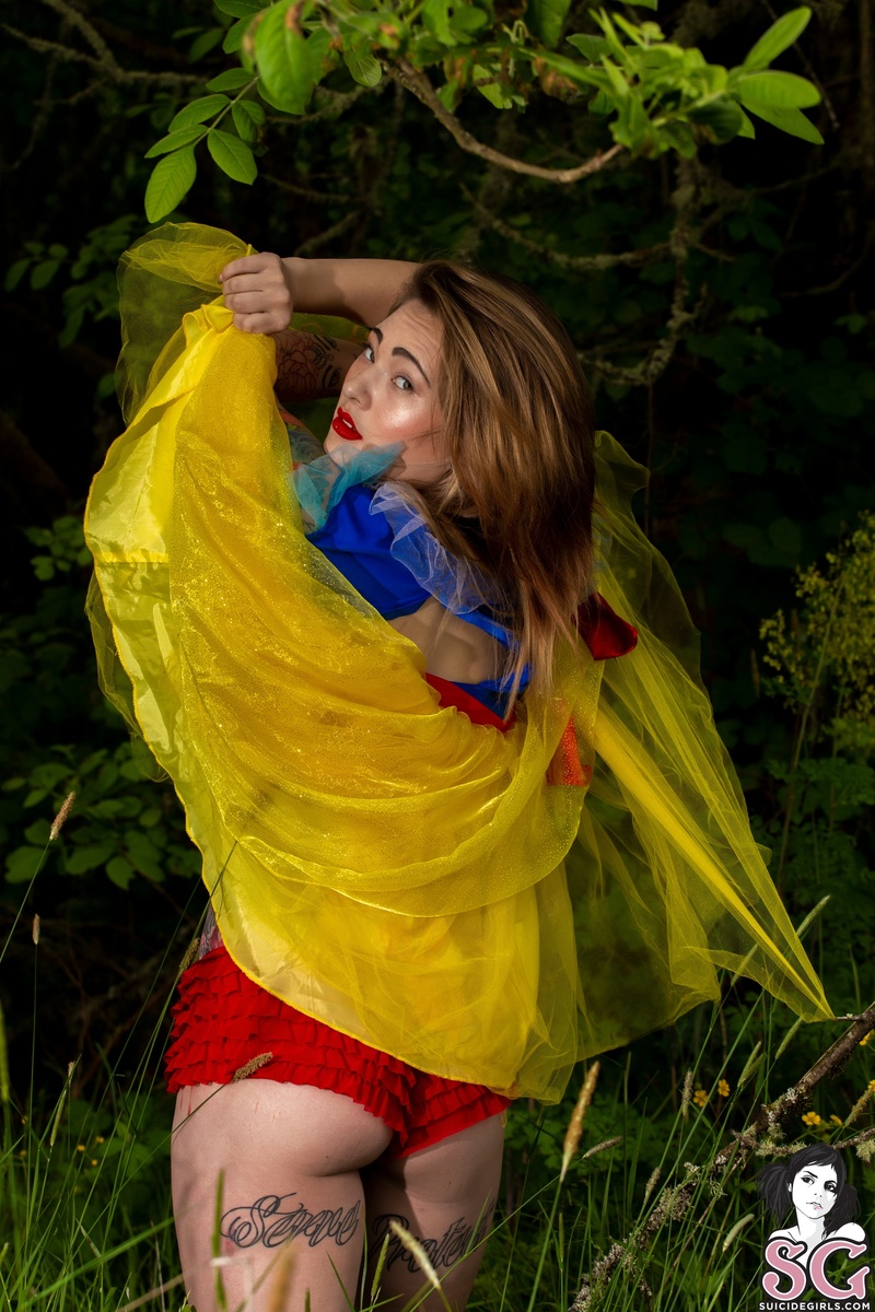 halfasianbarbie-runningfromthehuntsman-13.jpg