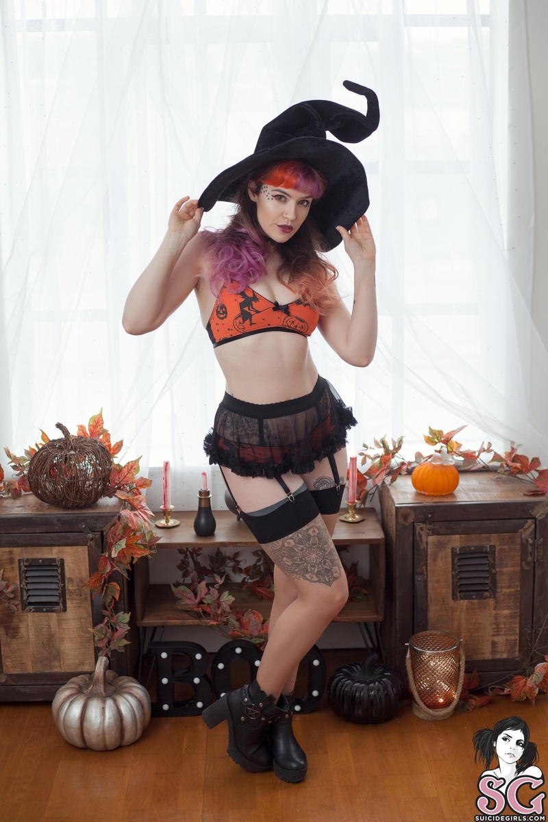tawny-witchinghour-01.jpg