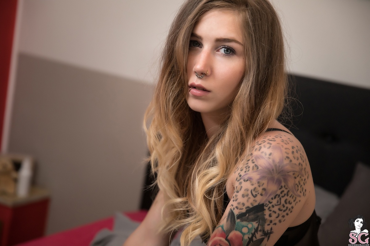 lizzbert-redtemptation-01.jpg