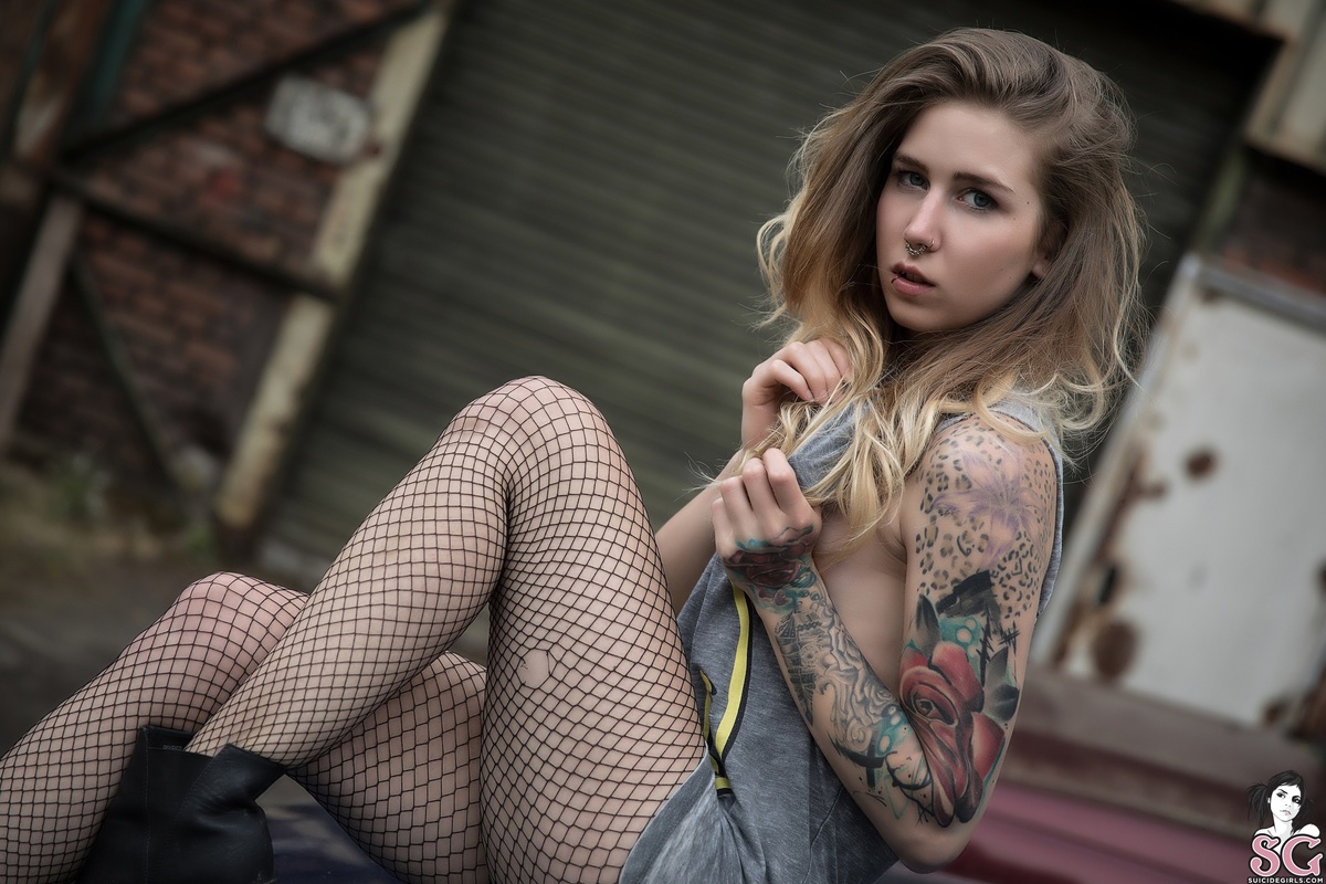 lizzbert-dirtyoldcar-07.jpg
