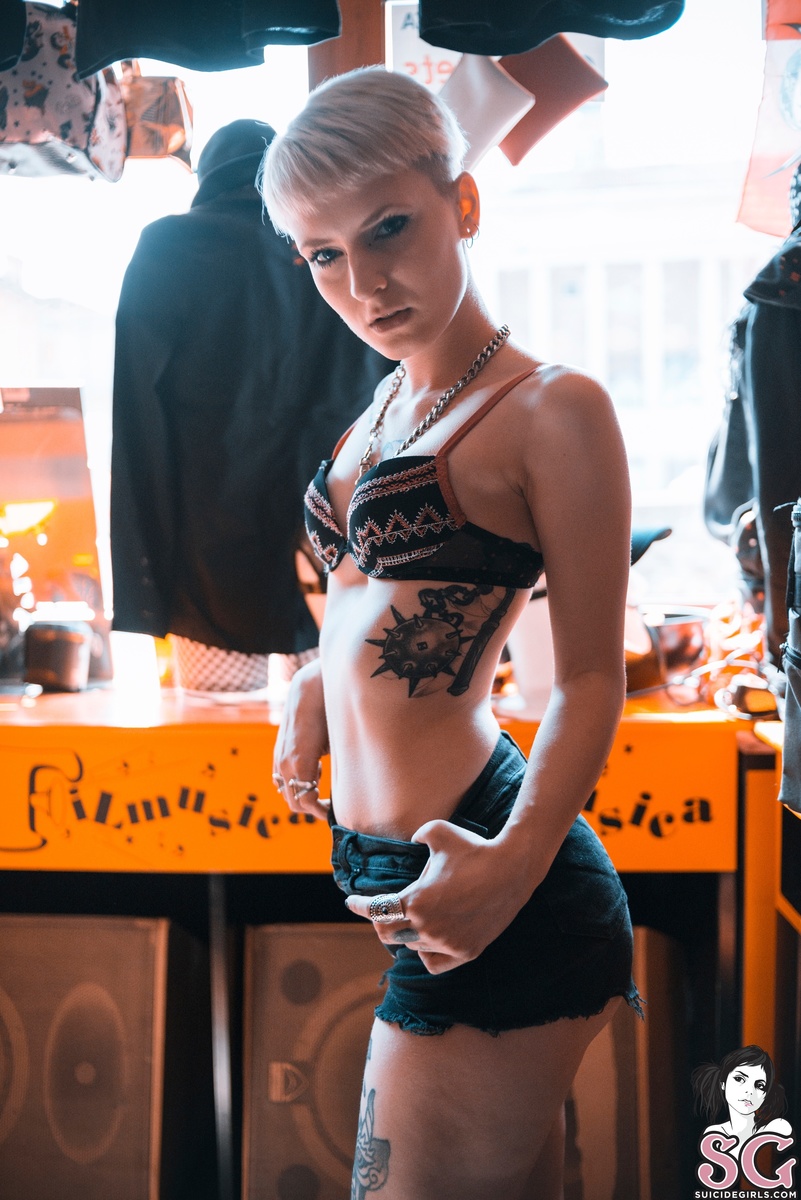 alberica-eargasm-07.jpg