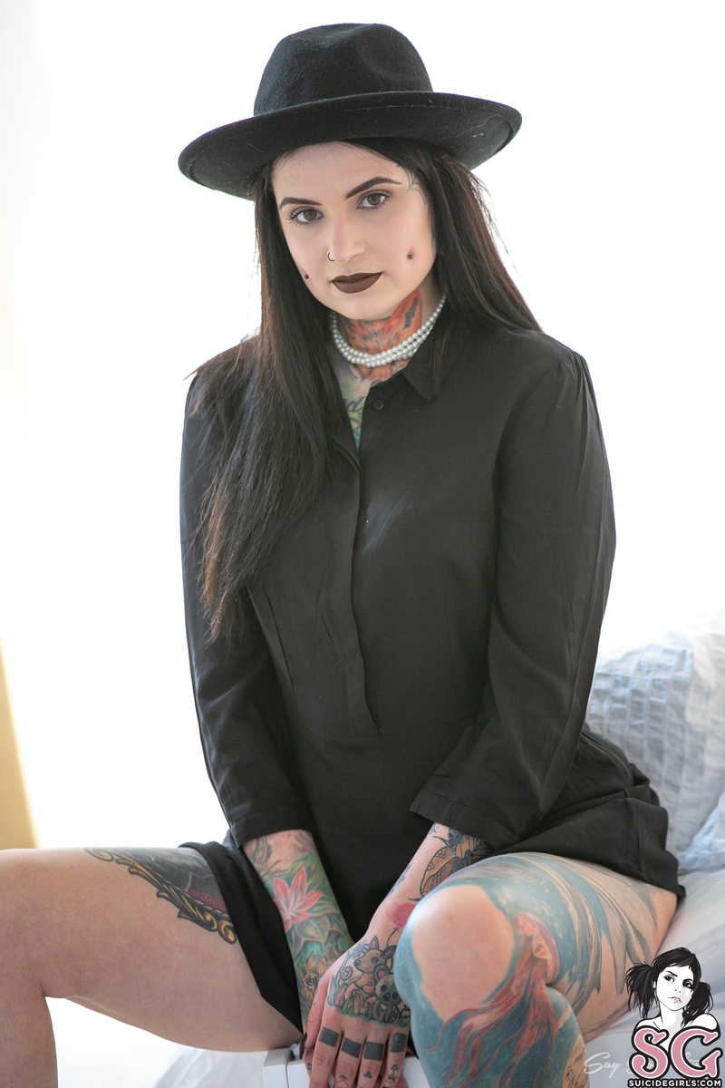 toxyfoxy-backinblack-01.jpg