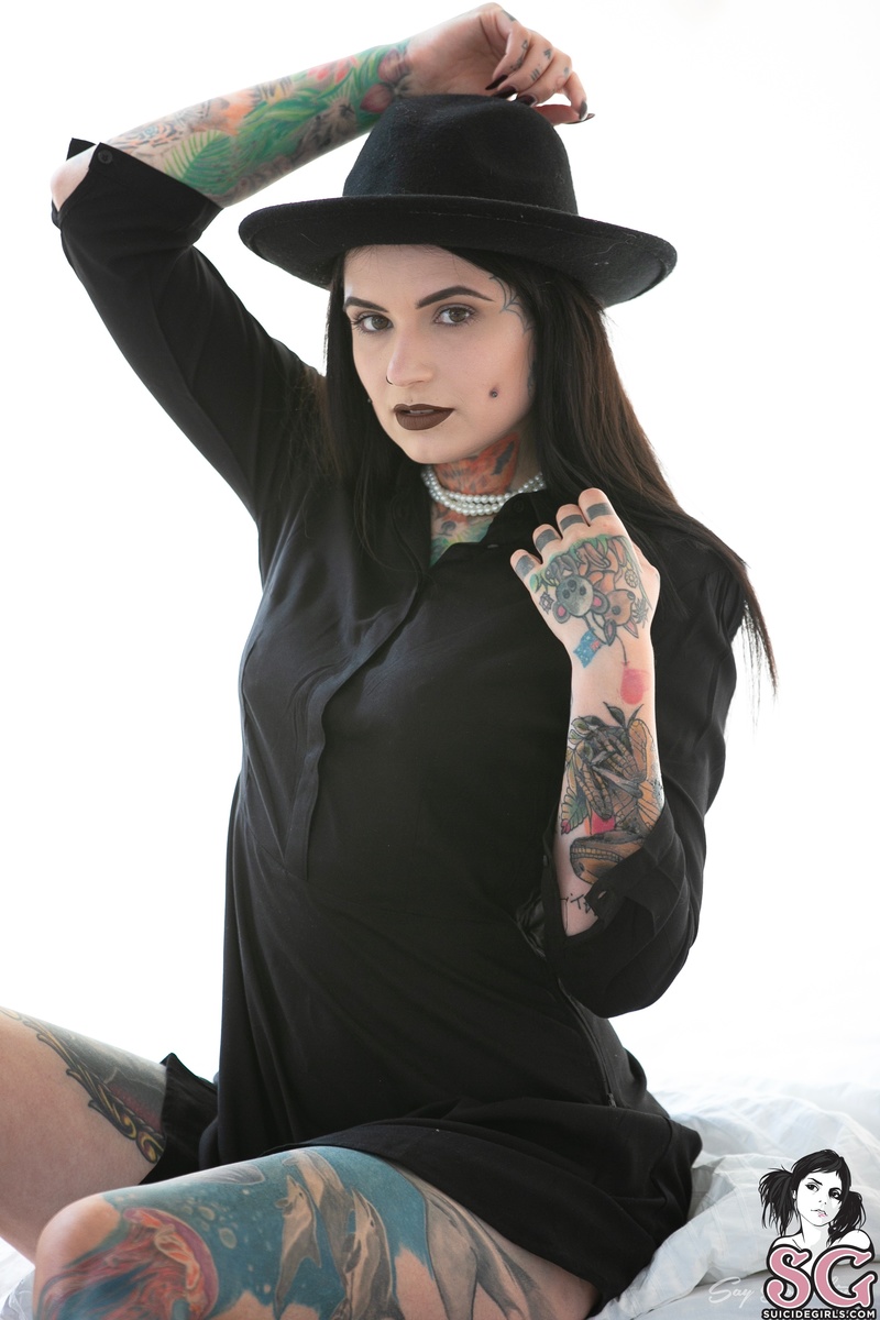 toxyfoxy-backinblack-03.jpg