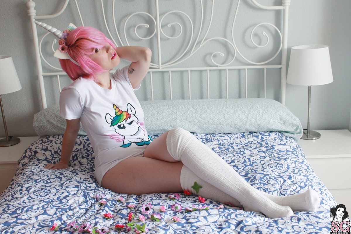 elbethvicious-unicorngirl-01.jpg