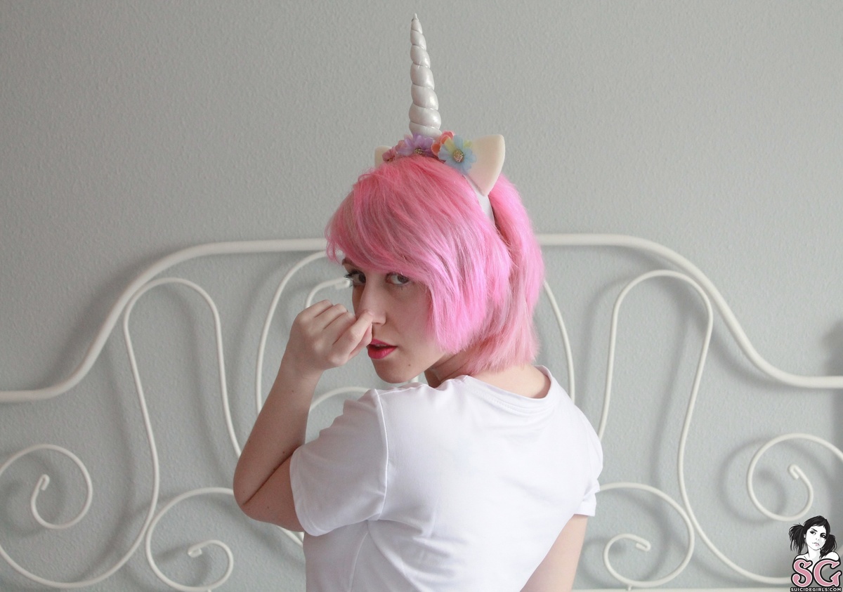 elbethvicious-unicorngirl-03.jpg