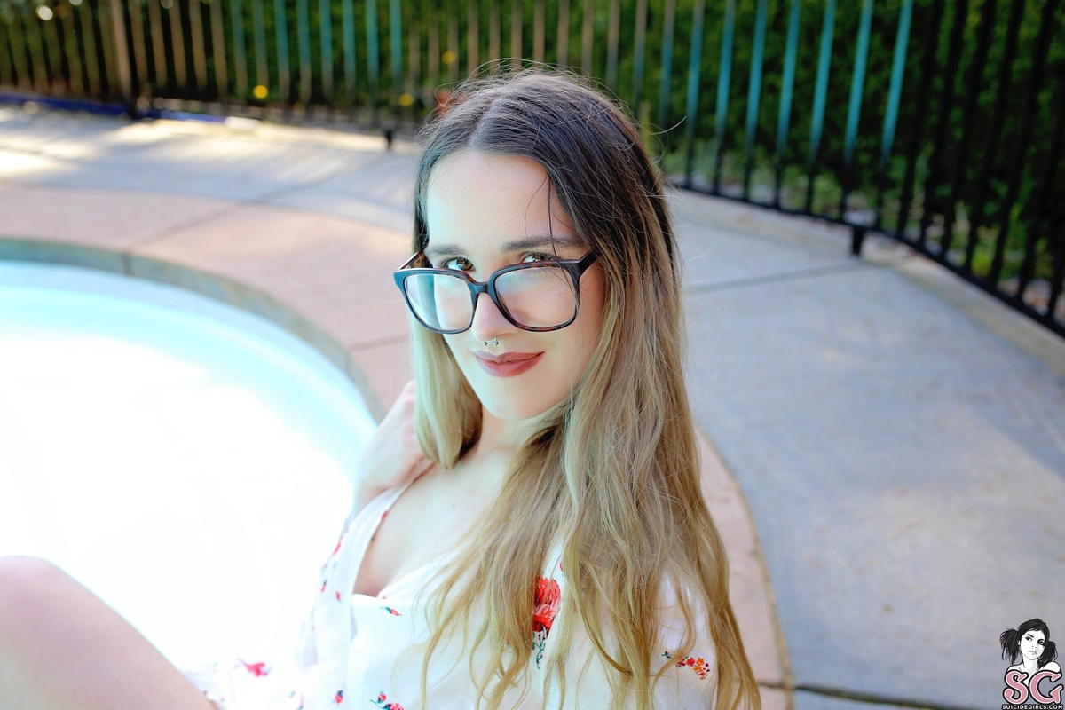 silvery-poolside-03.jpg