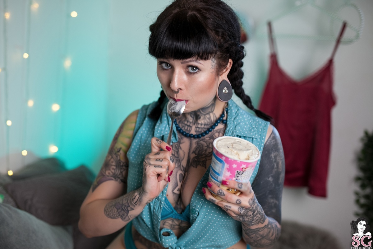 emilialoraine-iceicebaby-01.jpg