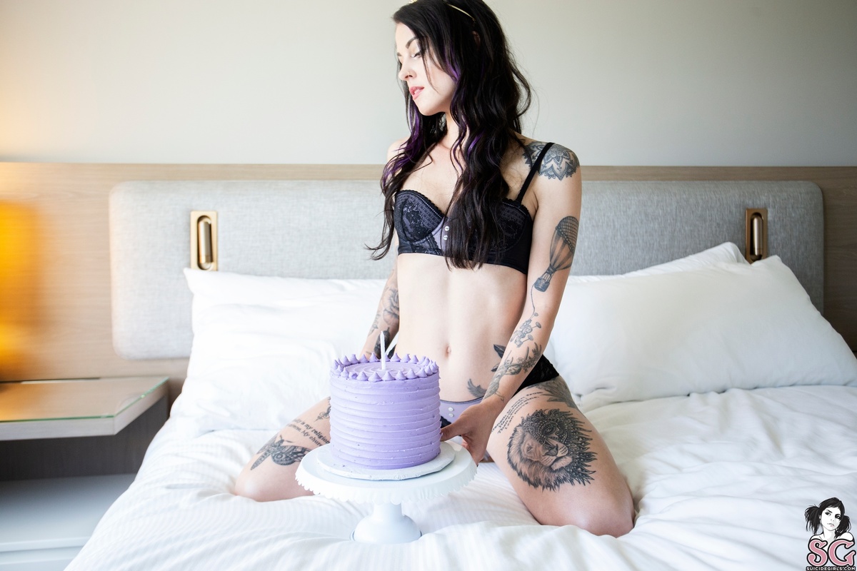 mariselle-birthdaysuit-01.jpg