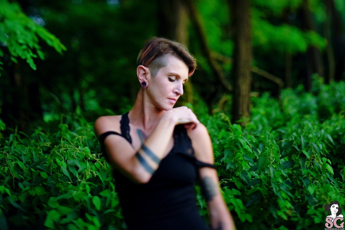 hollydash-pinkheadintheemeraldforest-07.jpg