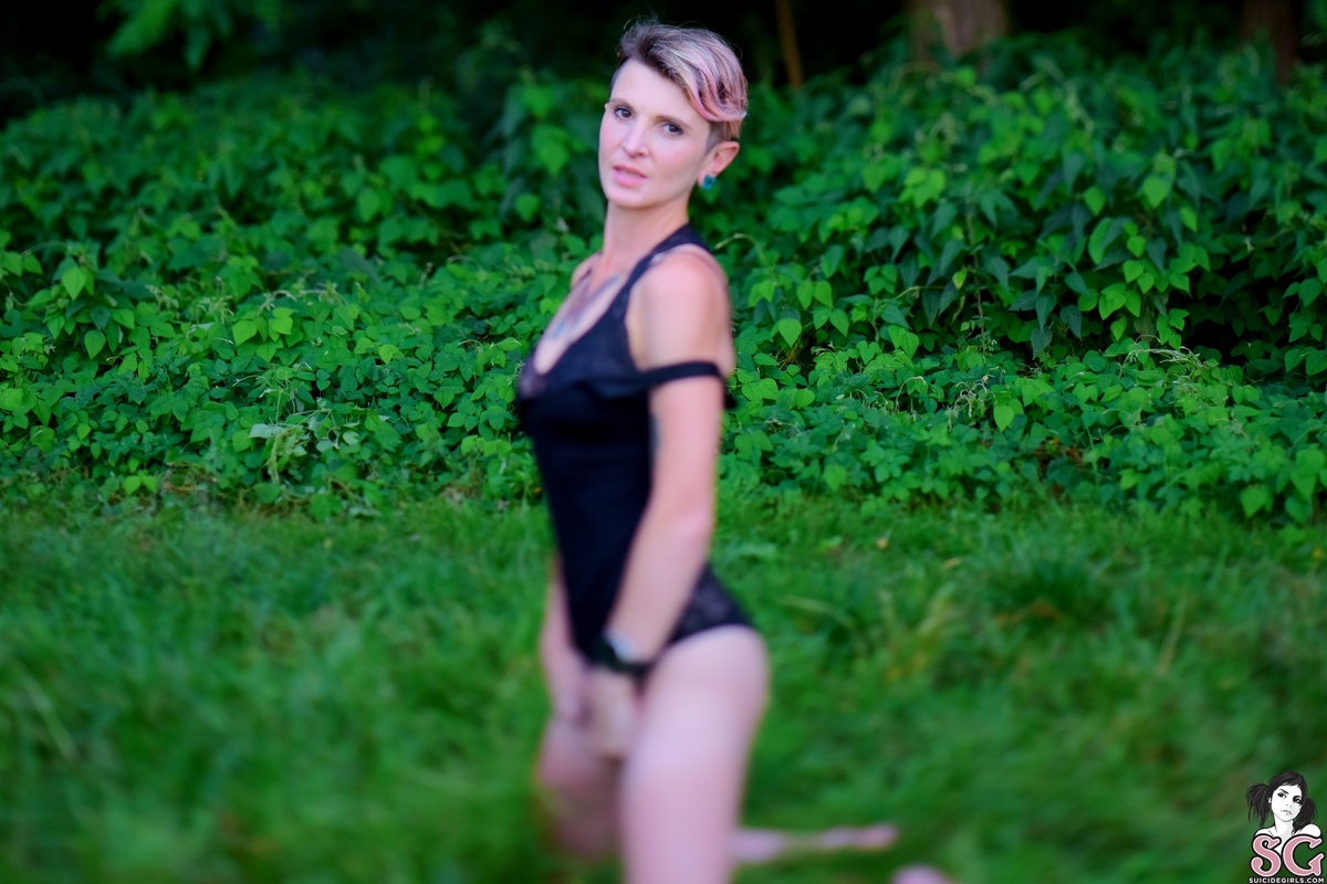 hollydash-pinkheadintheemeraldforest-13.jpg