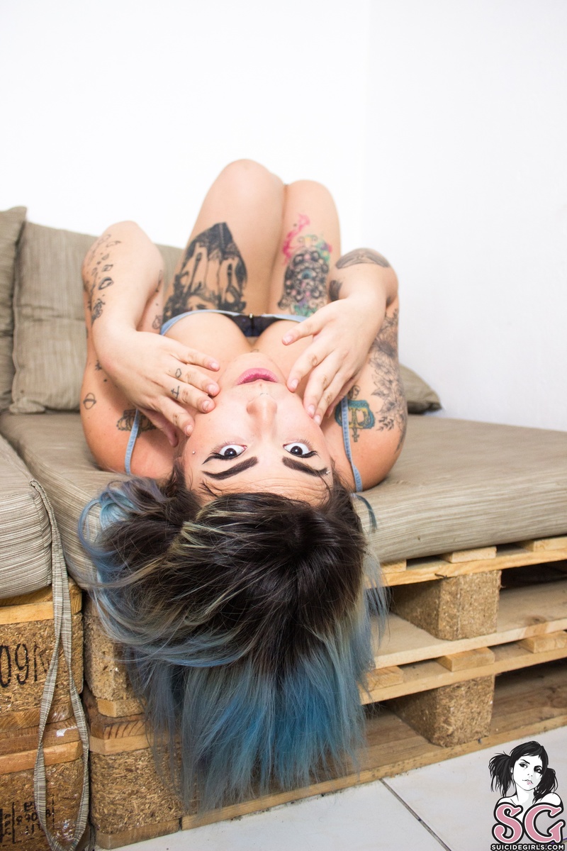 lahozma-bluegirlandthecouch-09.jpg