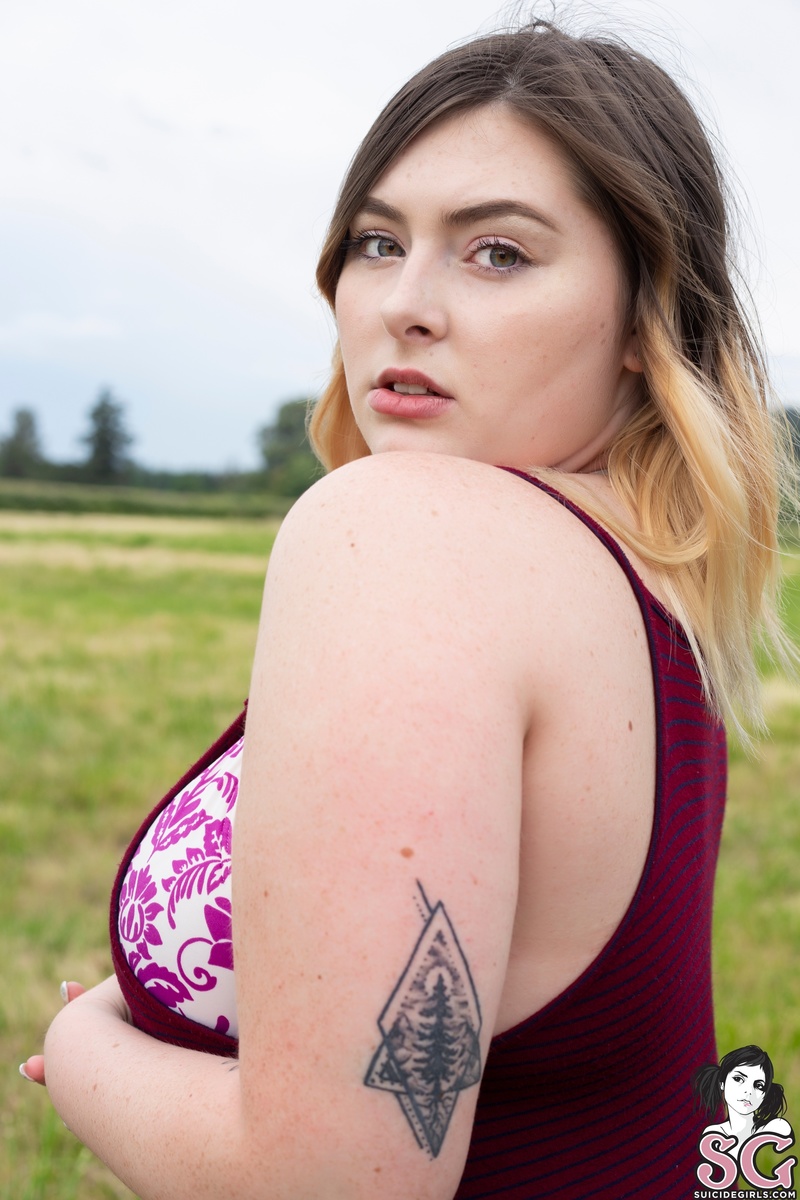 jewelintherough18-bikininature-03.jpg