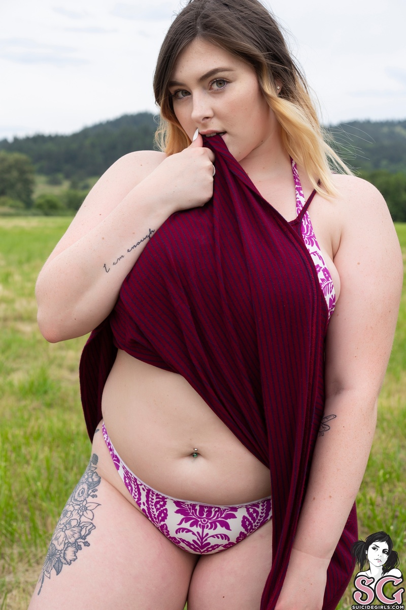 jewelintherough18-bikininature-05.jpg