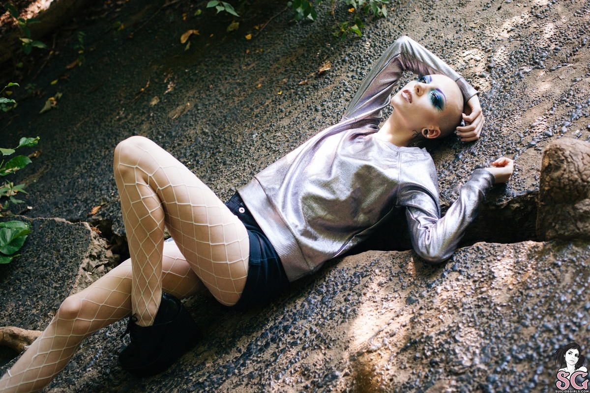 kaeli-crashlanded-03.jpg