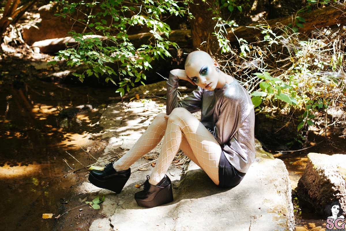 kaeli-crashlanded-05.jpg