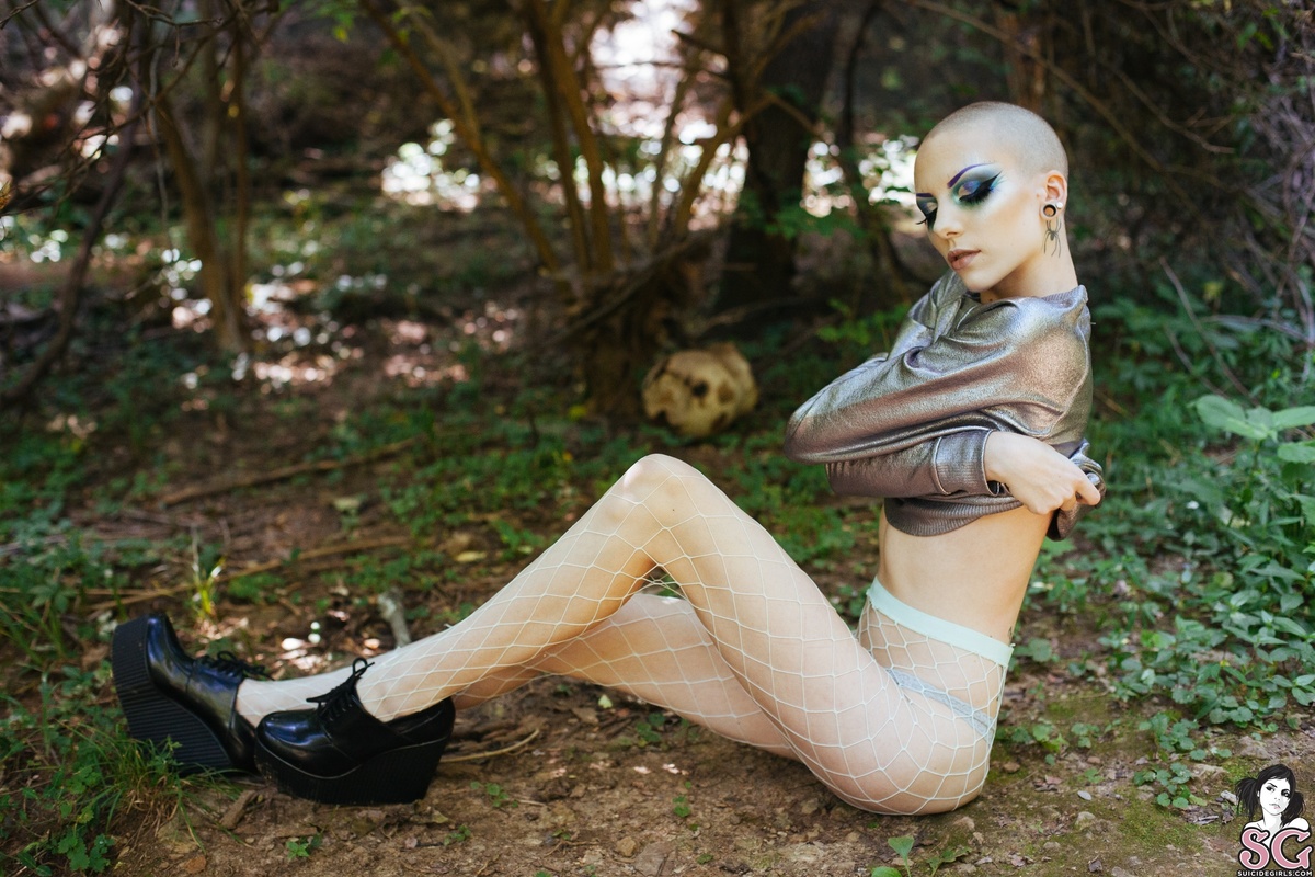 kaeli-crashlanded-09.jpg