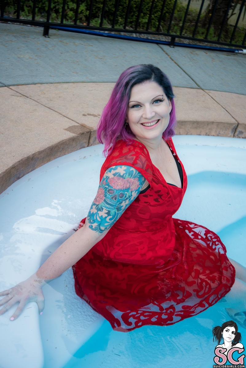 lizzibear-ladyinred-07.jpg