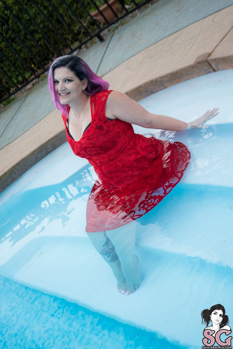 lizzibear-ladyinred-09.jpg
