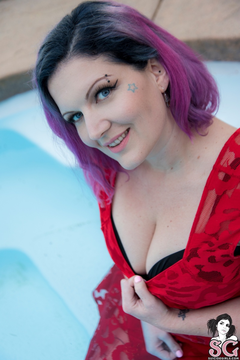 lizzibear-ladyinred-11.jpg