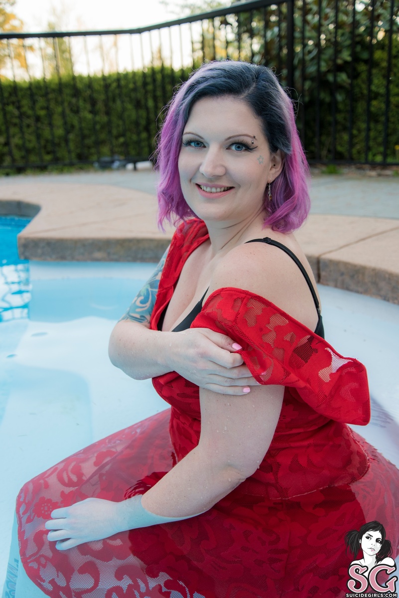 lizzibear-ladyinred-13.jpg