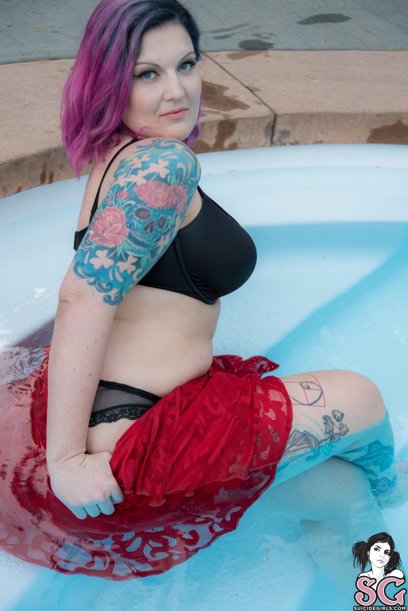 lizzibear-ladyinred-15.jpg