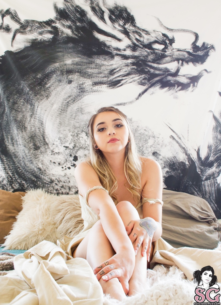 vulgxr-motherofdragons-01.jpg