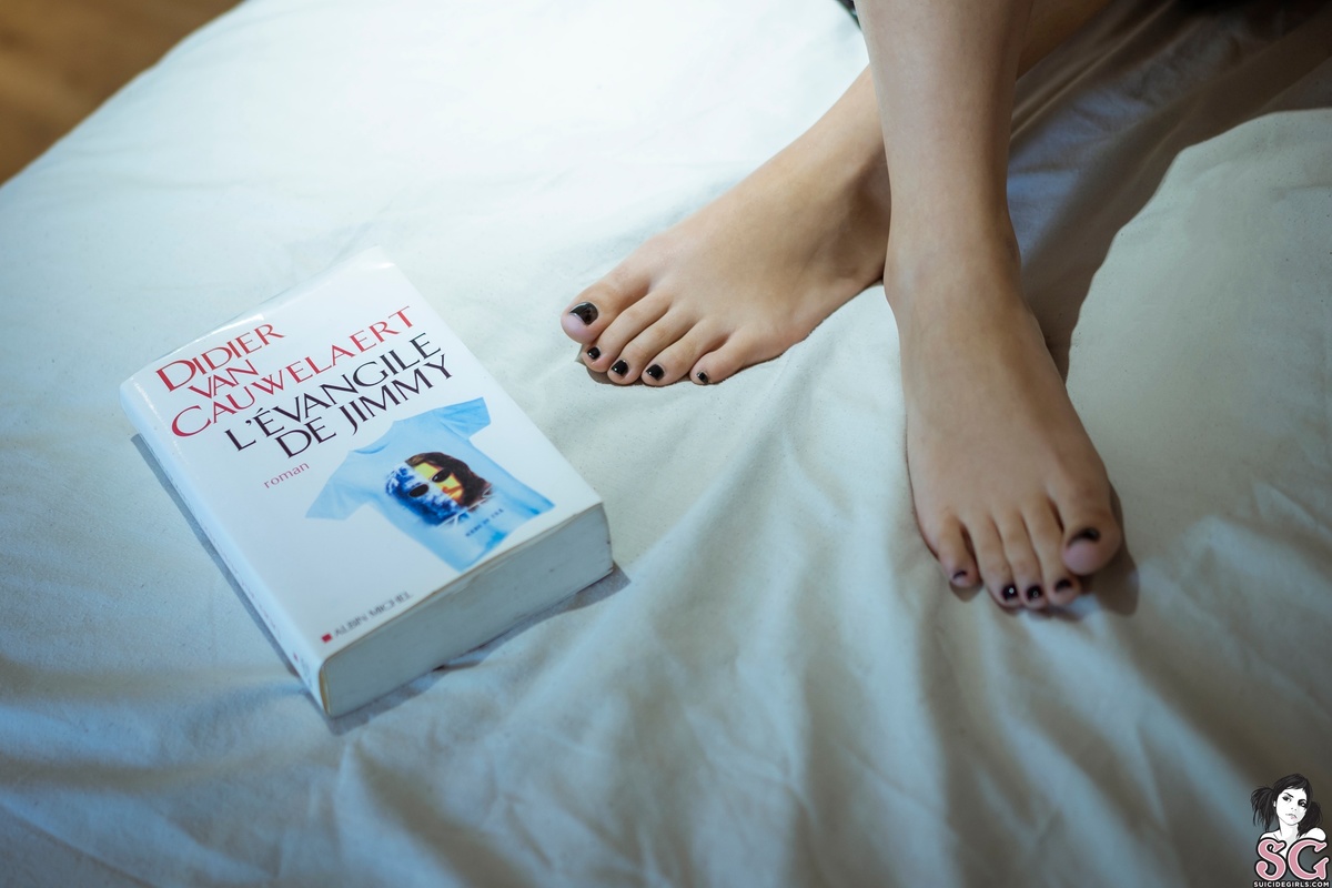 alien-lazymorning-01.jpg