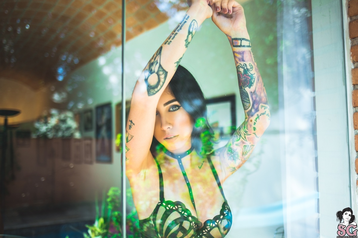 eveel-throughthewindow-03.jpg