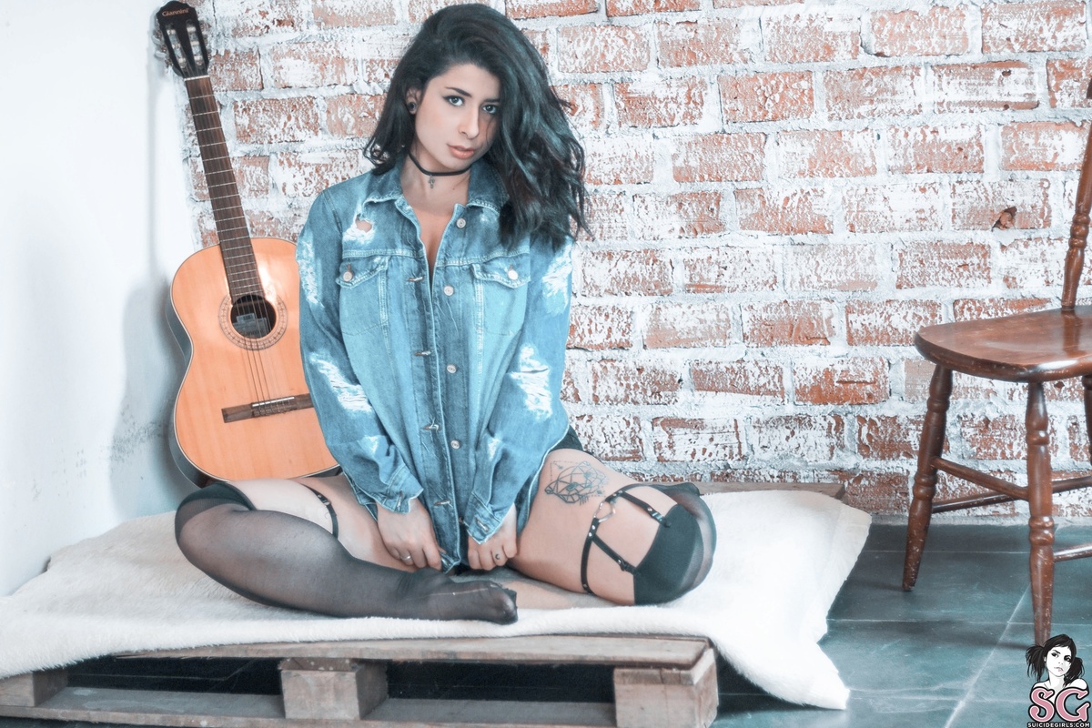 chari-bluejeans-01.jpg