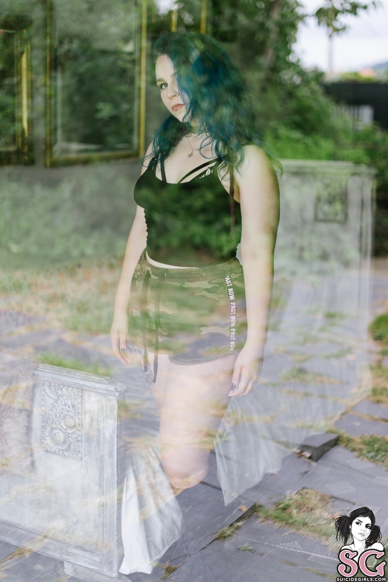 blublu-blueroses-01.jpg
