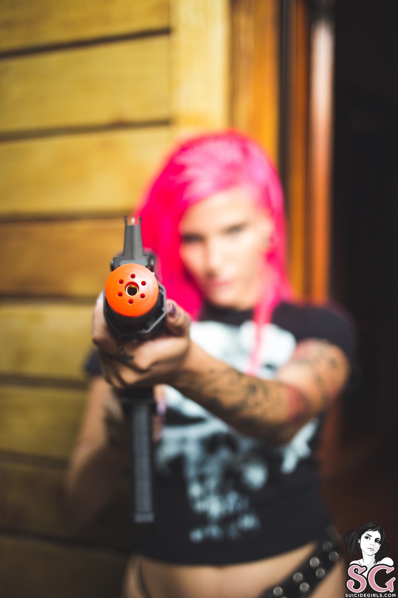 qween-oneshotonekill-05.jpg