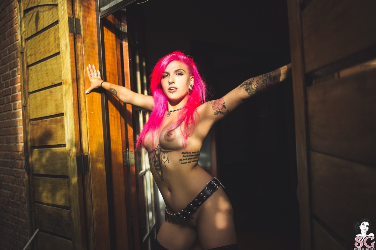 qween-oneshotonekill-31.jpg